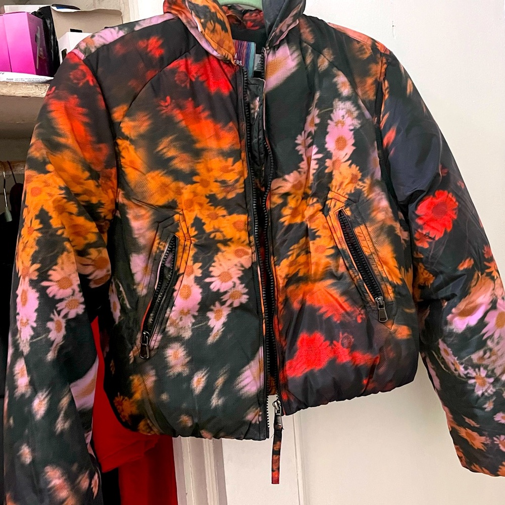 Urban Outfitters cropped puff jacket. - Picture 2 of 3